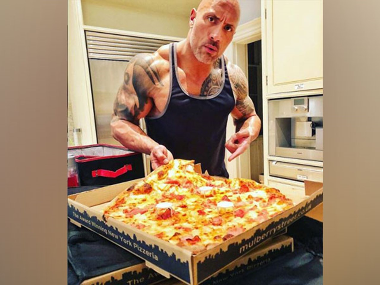 Rock eating. Дуэйн Джонсон ест блины. Дуэйн Джонсон с блинчиками. Cheat meal Dwayne Johnson. Дуэйн Джонсон кушает.