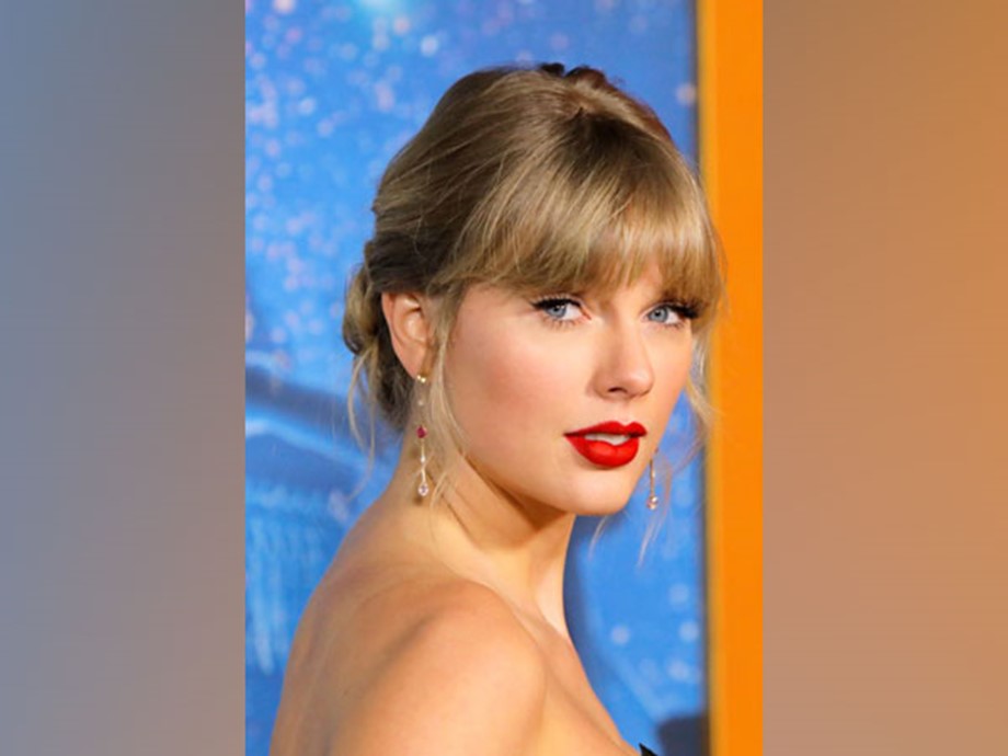 Taylor Swift dominates at American Music Awards 2022