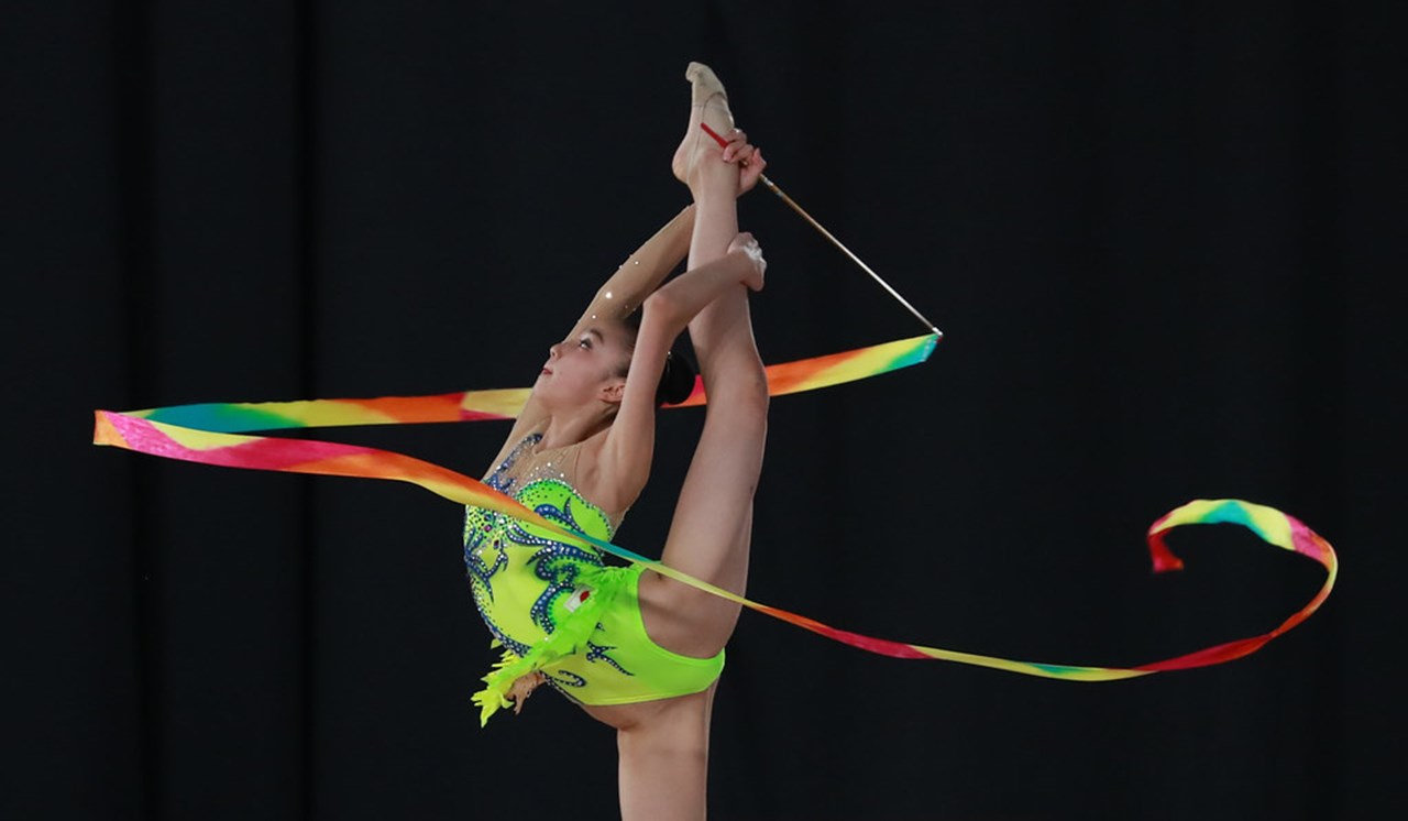 Rhythmic Gymnastics-Russian Averina twins qualify on top ahead of finals