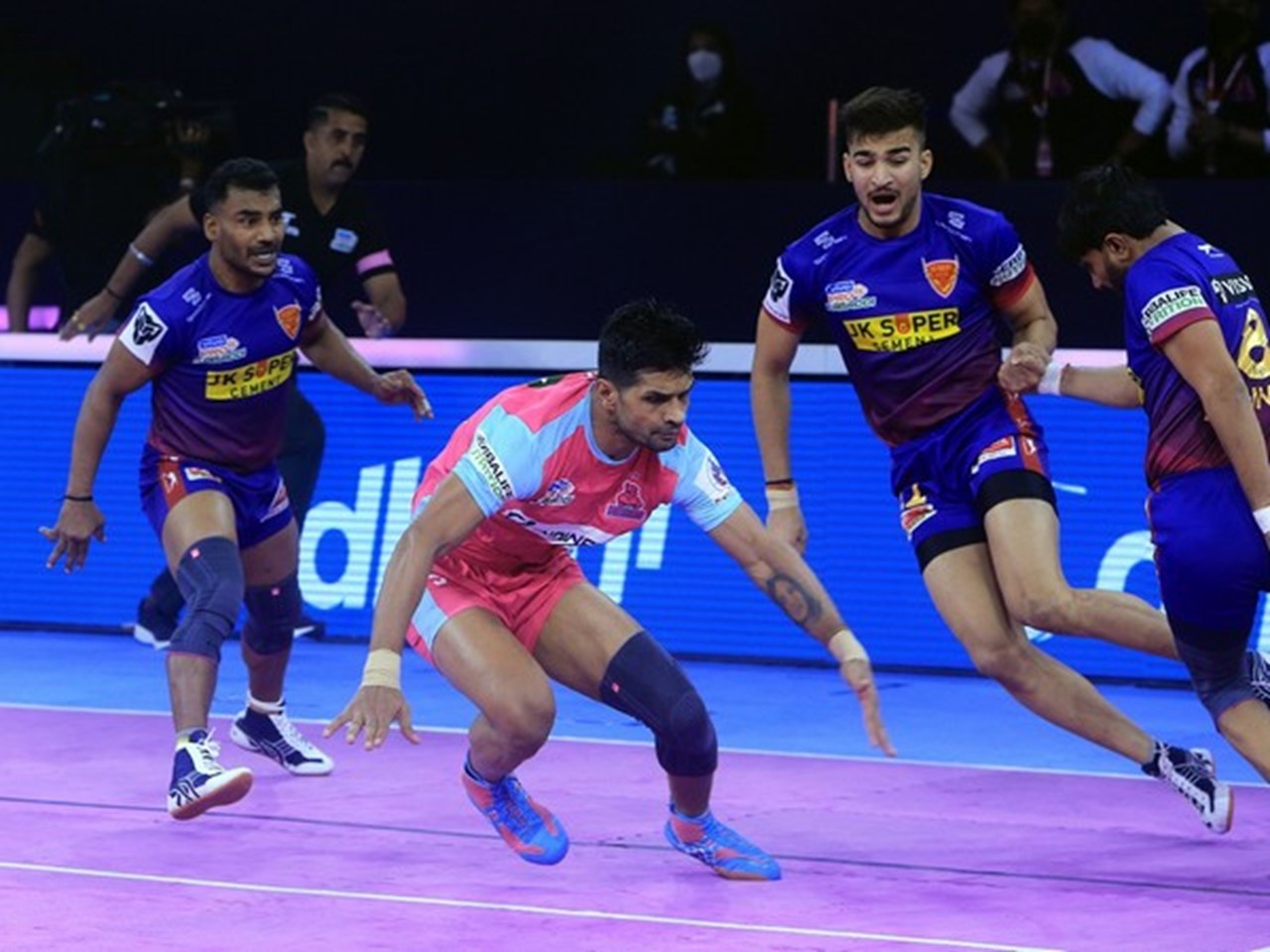 Pro Kabaddi 2022: Jaipur Pink Panthers thrashes Telugu Titans to