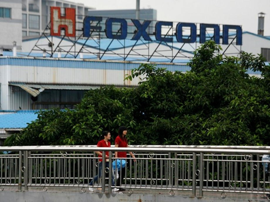 Fearing Covid, workers flee from Foxconn's vast Chinese iPhone plant