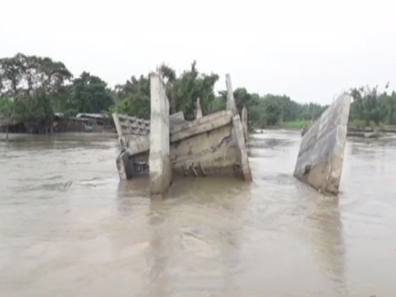 Bridge collapses in Bihar's Kishanganj following rise in water levels of  Kankai river | Headlines
