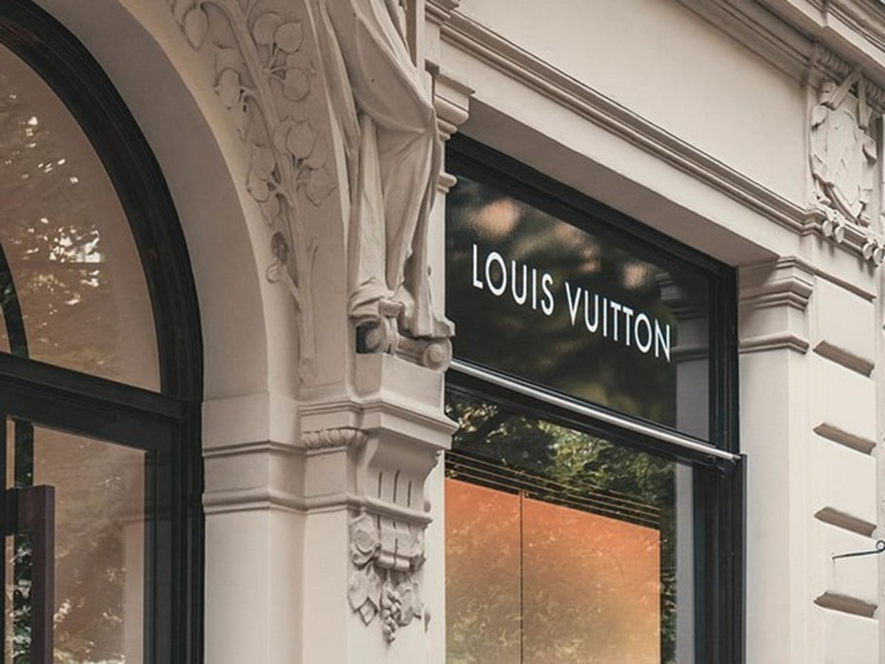 Louis Vuitton dazzles Seoul in pre-fall show