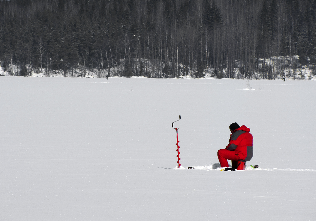 Warm Canadian winter threatens Algonquin ice-fishing traditions